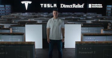Спасут во время блэкаута: Украине передали мощные аккумуляторы Tesla Powerwall (видео)
