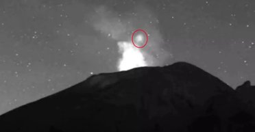 Таємничий об'єкт, що світиться, завис над вулканом: очевидці впевнені, що це НЛО (фото)