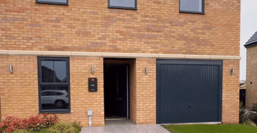 "Просто смішно": у мережі обговорюють вірусне фото розкішного будинку з прихованим недоліком