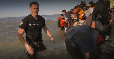 Жандарми з ножами: французька поліція розрізала човен мігрантів біля берегів Ла-Маншу (відео)