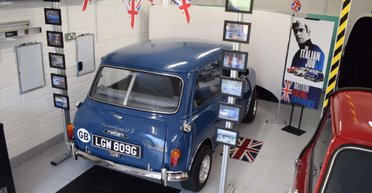 Класичний Mini Cooper перетворили на реалістичний перегоновий симулятор (відео)