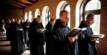 Зарплату не платят, но она и не нужна: католические монахи рассказали о своей жизни