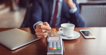 Провернуть нажитое. Как украинцы зарабатывают на кредитных картах