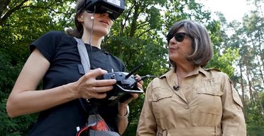 "Боремося за виживання": українки перетворюють дешеві дрони на зброю проти росіян (відео)