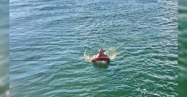 Волнами унесло от берега: военные моряки спасли украинца в Черном море (фото)