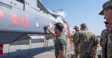 Ракеты SCALP прибыли в Украину: Зеленский расписался на одной из них (фото)