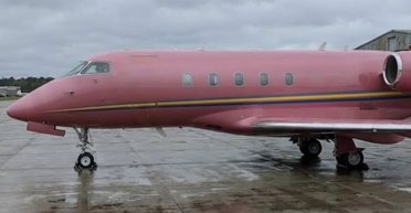 Другий лот за місяць: в Україні виставили на продаж рожевий літак за $4 млн (фото)