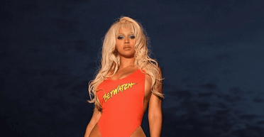 У перуці, купальнику та капелюсі: Бейонсе повторила культові образи Памели Андерсон (фото, відео)