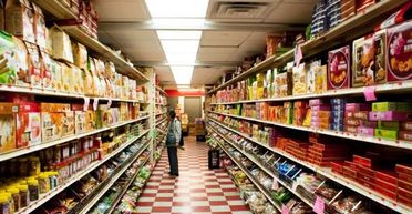 Пенсіонерку випадково закрили в супермаркеті на ніч: вона там часу не гаяла