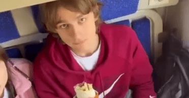 "Мені неприємно це чути": у потягу пасажирка накинулась на підлітка через російську мову  (відео)