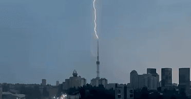 В Киеве молния попала в телебашню и дом: что известно (видео)