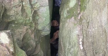 У скелі знайшли перевернуту вниз головою жінку: що вона розповідає (фото)