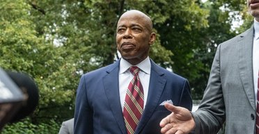 Первый из 110 мэров Нью-Йорка: Эрика Адамса обвиняют в коррупции и взятках от Турции