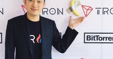 Мужчина, купивший за 6,2 млн долларов банан, приклеенный скотчем к стене, собирается его съесть