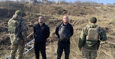 Задержали с выстрелами: двое уклонистов "штурмовали" границу лестницей, — ГПСУ (фото)