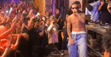 Заработал $10 тысяч: двойник известного певца обманом выступил на сцене (фото, видео)