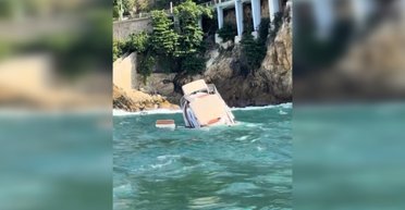 Яхта с туристами, празднующими Новый год, затонула в Мексике (видео)