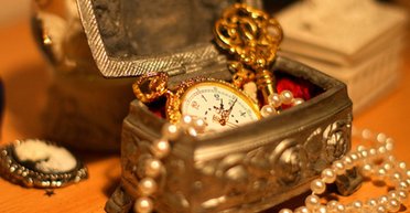 "Які красиві": жінка купила на розпродажі старовинну скриньку з прикрасами (фото)