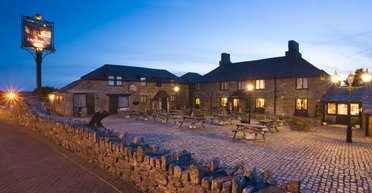 Туристы часто хотят переночевать в отеле с привидениями, но быстро жалеют об этом (видео)