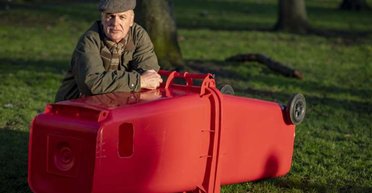 Хотів допомогти: мільйонер "винайшов" спальні капсули зі сміттєвих баків для бездомних (відео)