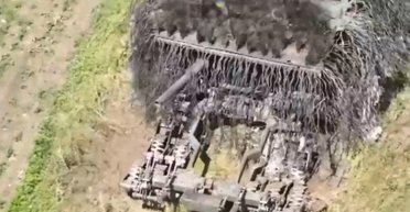 Настоящий монстр: российский танк-сарай удалось уничтожить 60 дронами (видео)