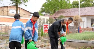 Притулок у старій фабриці: у Китаї чоловік на власні заощадження відкрив дім для дітей
