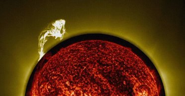 Отримано зображення рідкісного виверження плазми: виривається з найгарячішої частини Сонця (відео)