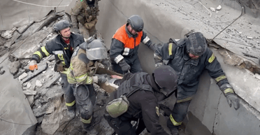 Витягли живою: на Донеччині врятували жінку після майже доби під завалами (відео)