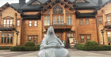 В гостях у бывшего. Что происходит с резиденциями Януковича на четвертый год после его бегства