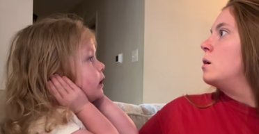 Жінка знімала миле відео з донькою, але раптово почула звук, від якого холоне кров