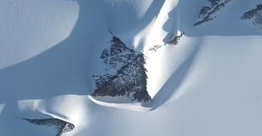 Загадкова "піраміда", виявлена під льодом в Антарктиді, викликала ажіотаж у мережі (фото)