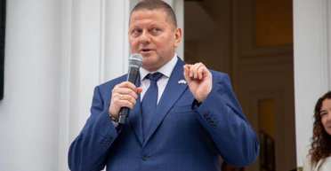 Удар по аэродрому "Канатово": Залужный отреагировал на заявление Червинского о самолете (фото)