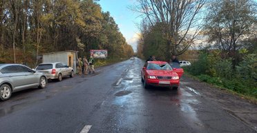На Закарпатті авто збило прикордонника на блокпосту: що відомо про потерпілого (фото)