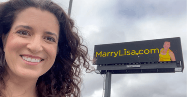 Жінка запустила незвичайну рекламну кампанію заради кохання і прославилася на всю країну