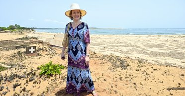 Королева Бельгії Матильда в Кот-д'Івуарі приміряла традиційне місцеве вбрання (фото)