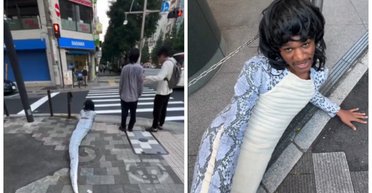 "Люди убегали, боясь укуса": турист прополз по улицам японского города в костюме змеи (видео)