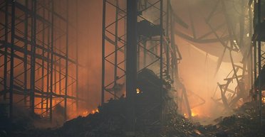 Удар под Харьковом: РФ попала по Василищеву, есть жертвы, начался пожар ІѴ уровня (видео)