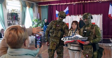 Ряженые, поджоги и полдень Навального: как проходят президентские выборы в РФ (фото)