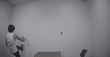 Задержанный сбежал из комнаты допроса полиции, пробив стену ногами: видео стало вирусным