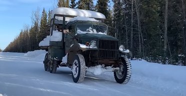 Старый 80-летний грузовик завелся и поехал после 50 лет простоя на морозе (видео)