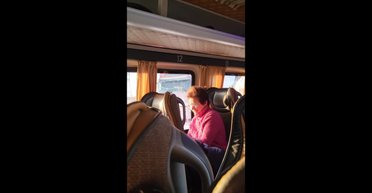 Урок литературы в сугробах: учительница из Одессы провела онлайн-лекцию из заснеженного автобуса (видео)