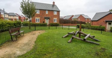 "Сучасне мистецтво": забудовник зробив дитячий майданчик із 9 колод (фото)