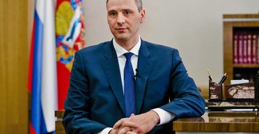 Играет за хоккейную комманду: сын подсанкционного российского губернатора сбежал в США (фото)