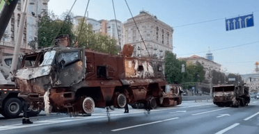 "Парад" техники: на Крещатике разгружают подбитое вооружение ВС РФ (фото)