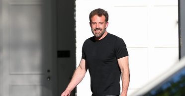 Бен Аффлек был запечатлен с пластиковым стаканчиком в зубах (фото)