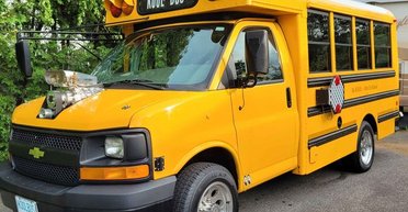 В школу "с ветерком": старый автобус превратили в нестандартный спорткар (фото)