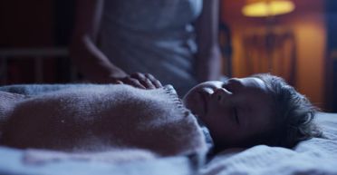 Мати побачила на записі з камери, як сонний чоловік вкладає дитину спати, і сміялась весь день