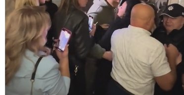 "Жесть продолжается": представители ТЦК наведались в один из ресторанов Львова (фото)