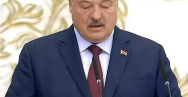 Лукашенко виступив на інавгурації в піджаку з плямами: де він замастив одяг (фото)