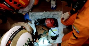 Пробыл 5 дней под завалами: в Мьянме из-под руин отеля после землетрясения спасли мужчину (видео)